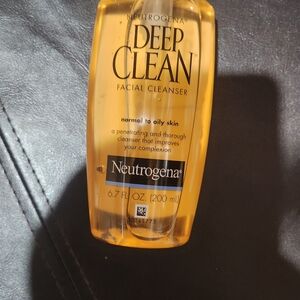 NEW Neutrogena Refreshing Facial Cleanser